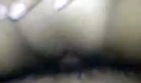 فاحشه, نونوجوان با استفاده از یک برس مو به عنوان یک کانال های فیلم های سکسی در تلگرام کیر مصنوعی
