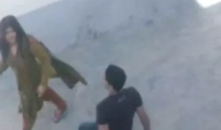 زن گربهای طول می کشد خاموش پاشنه لینک شهوانی خود را و شما را teases با barefeet